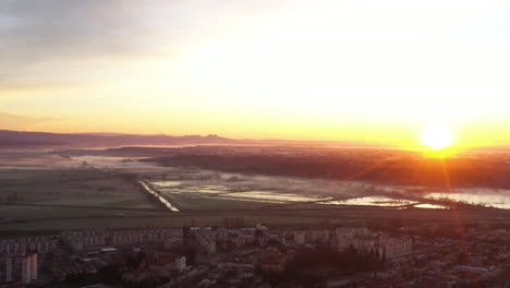 Amanecer-Sobre-Algunos-Campos-Niebla-Mística-Toma-Aérea-Arles-Francia